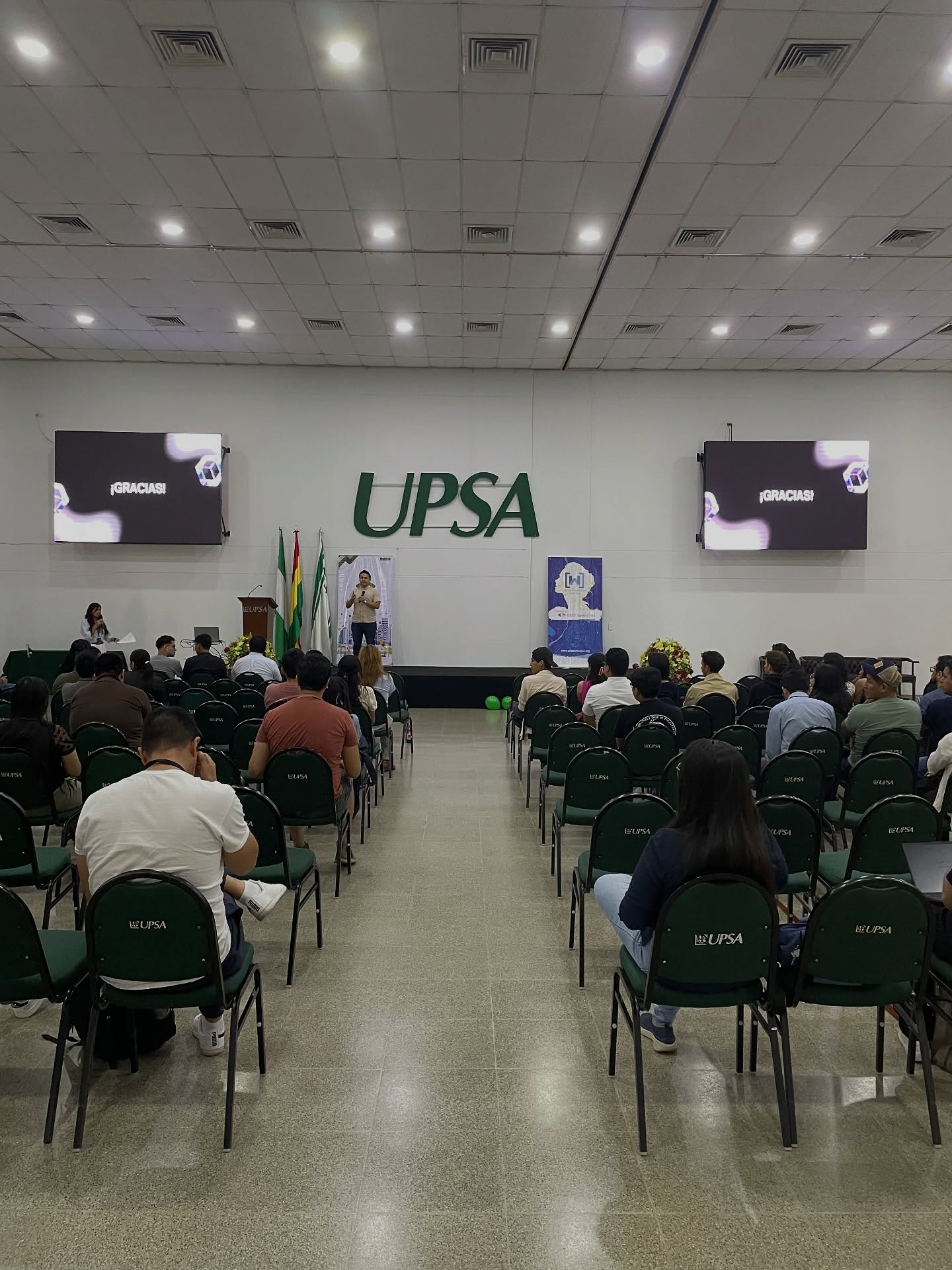 Charla en escenario